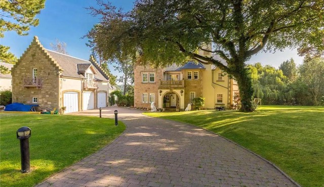 Superb 5 bedroom Villa 16 mins from City Centre