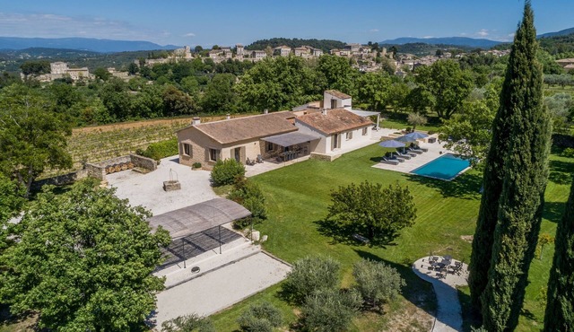 Superb 5 * rated property with spectacular view in Ménerbes
