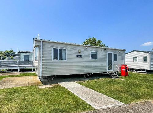 Superb 6 Berth Caravan At St Osyth Beach, Near Clacton-On-Sea Ref 28008Mc