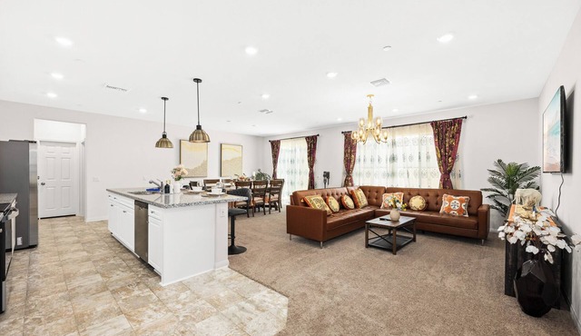 Superb 6BD/4BA villa in Riverside with WiFi, King Beds Large space, clean new