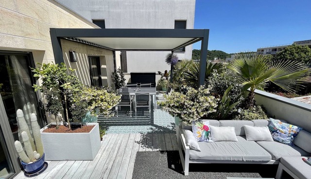 Superb 75m2 apartment, 40m2 terrace facing south, 2 bedrooms. Near downtown