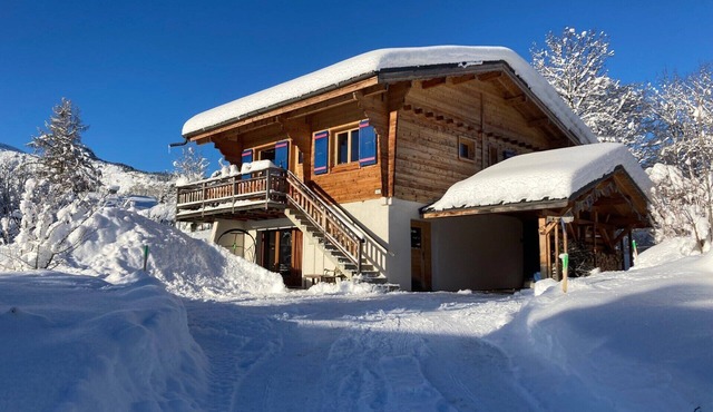 Superb 8/9 person chalet floor right in the center of Carroz! WIFI - Parking