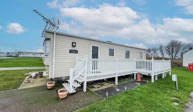 Superb 8 berth caravan with decking at Kessingland Beach ref 90018BV