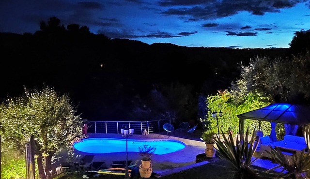 Superb Apt 3p garden level villa with pool