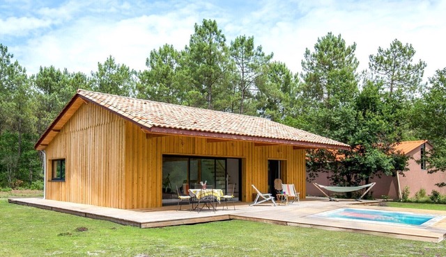 Superb air-conditioned wooden villa in the Arcachon Basin forest, 10 minutes from the beach, heated swimming pool