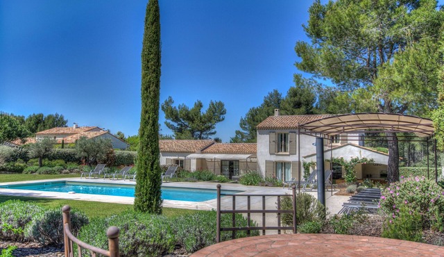 Superb air conditioned villa, pool heated at Eygalières