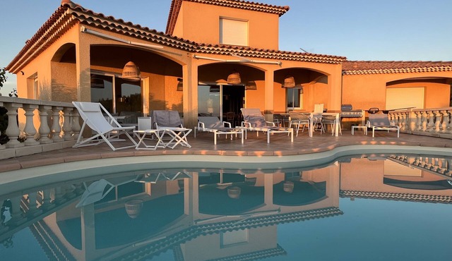 Superb air-conditioned villa with private pool, garden, pétanque, sea and mountain views