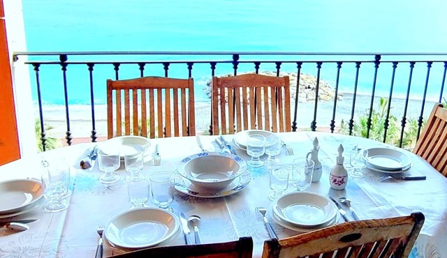 Superb air-conditioned flat on the 7th floor facing the sea.