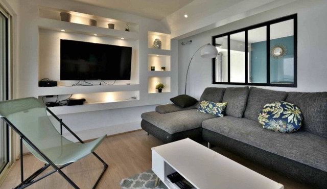 SUPERB AIR-CONDITIONED APARTMENT WITH TERRACE OVERLOOKING THE SEA