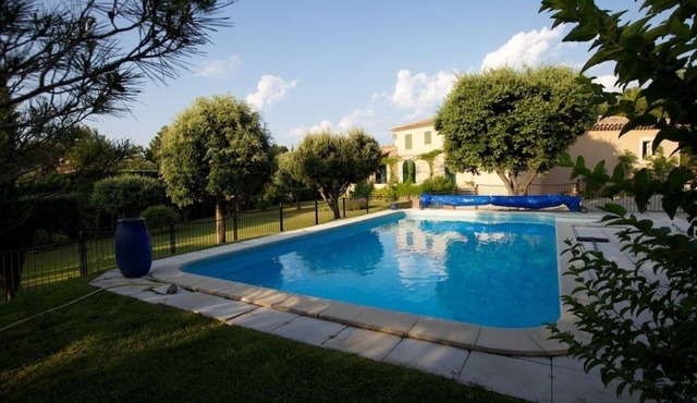 Superb air-conditioned country house in a quiet location with heated secure swimming pool