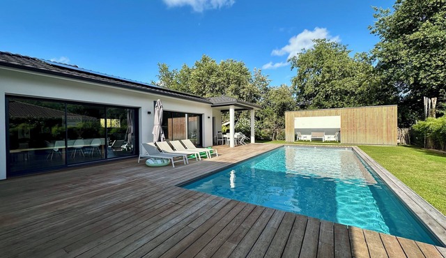 Superb air-conditioned villa with heated pool between land and sea.