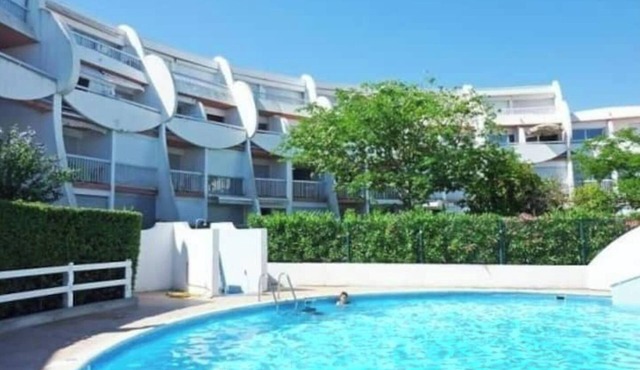 Superb apartment in residence 300 m from the beach.