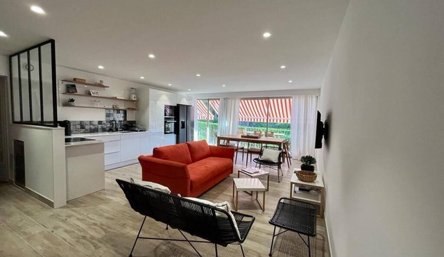 Superb apartment 10 minutes' walk from the beach and Place des Lices