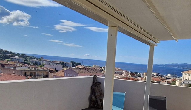 SUPERB APARTMENT + LARGE TERRACE WITH PANORAMIC SEA VIEW (2 PEOPLE)