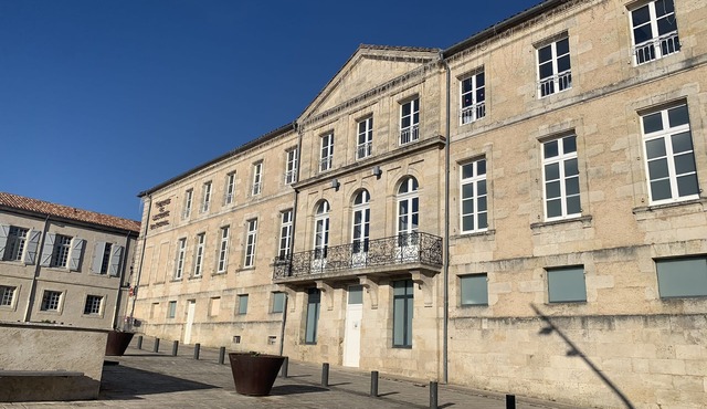 SUPERB APARTMENT WITH FREE ON-SITE PARKING