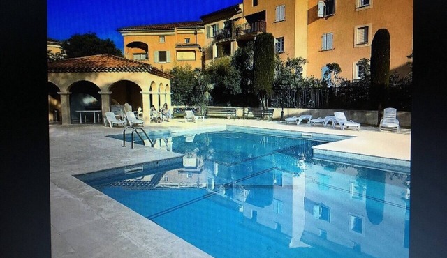 SUPERB App with Garden, Town Centre, Air Conditioning, Secure Parking Refined decor