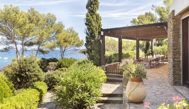 Superb architect villa, facing the sea, private domain of Gaou Bénat