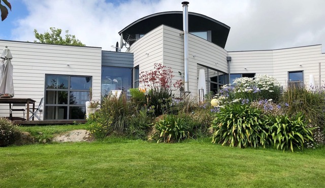 Superb architect's villa with sea view and garden (8 people)