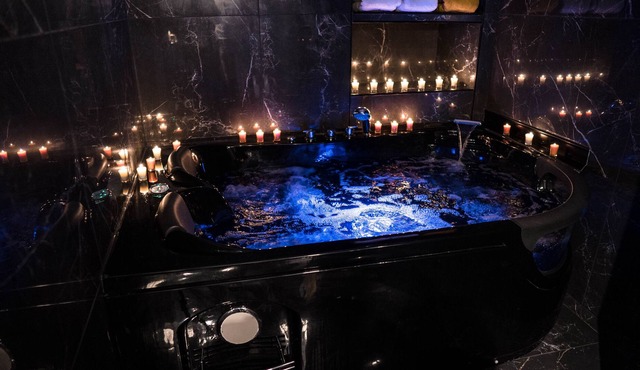 SUPERB BAROQUE APARTMENT WITH JACUZZI IN THE CITY CENTER