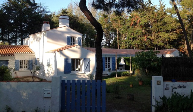 Superb beach house 300m from enclosed flower gardenof cul-de-sac and pine forest