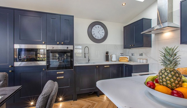 Superb bespoke lodge with three bedrooms sleeping up to six people.