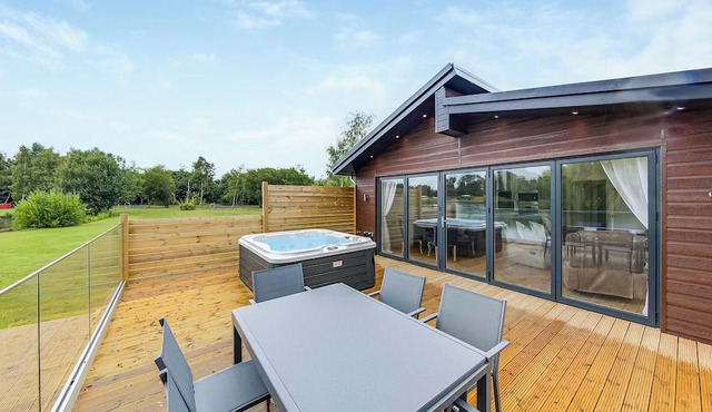 Superb bespoke lodge with two bedrooms sleeping up to four people.