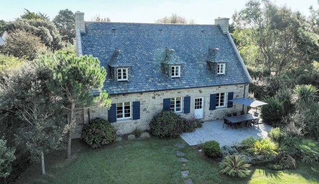 Superb Breton house facing the sea, direct access to a beautiful little cove