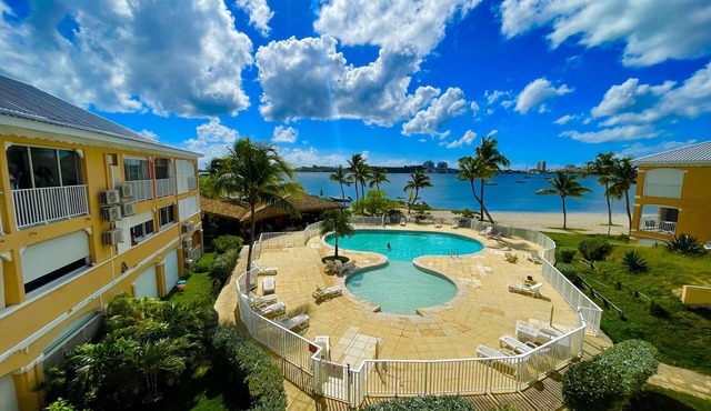 Superb, bright studio overlooking pool and lagoon