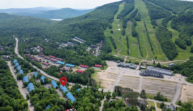 Superb condo facing the slopes of Ski Stoneham!