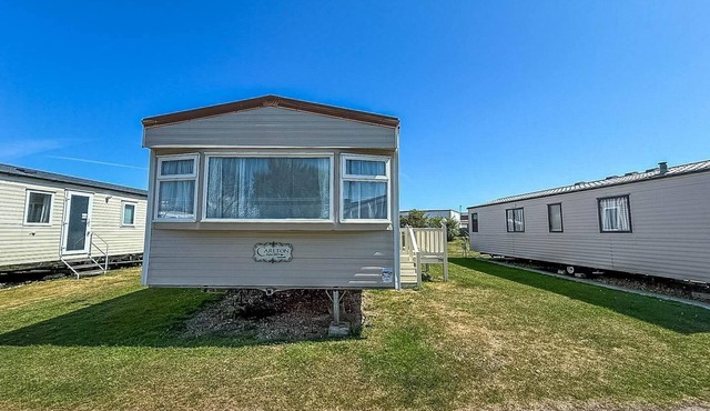 Superb caravan by the seaside in Kessingland, Suffolk ref 90040SG