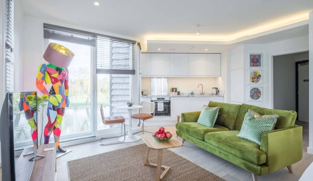 Superb Central Apt - River Views & Parking!