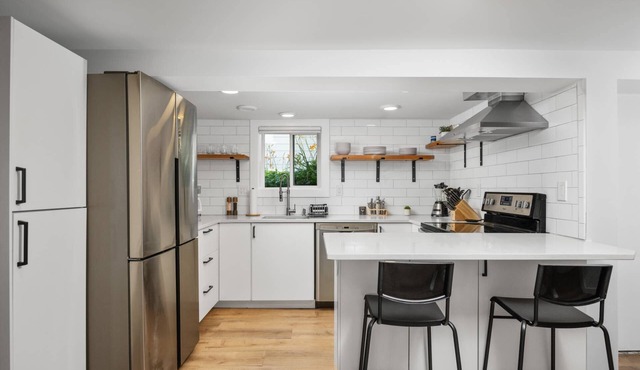 Superb Central Location, Pet Friendly, Bright and Open, Walk to Restaurants, Food, and Entertainment