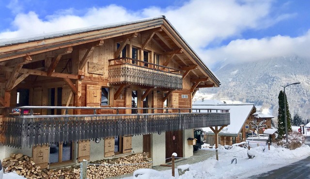 Superb chalet: 50m to ski lift. 6 large bedrooms, sleeps 12, sauna & steam rooms