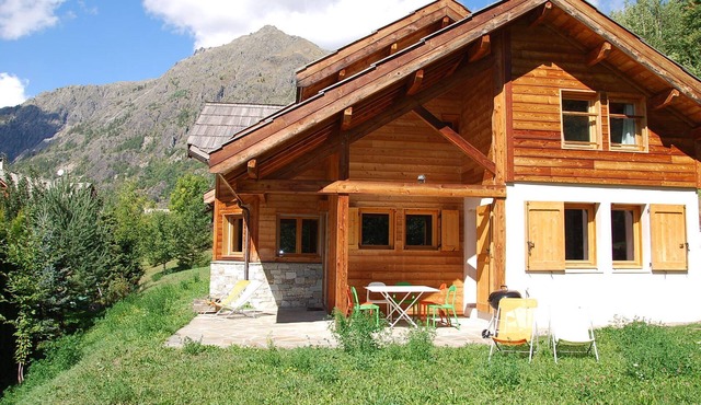 Superb chalet with 4 bedrooms, spacious living area with wood burning stove