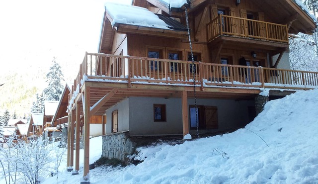 Superb chalet, no less than 205 m2, at Oz-en-Oisans skiing station (Alpe d'Huez)