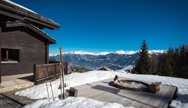 Superb chalet of contemporary construction located at the foot of the ski slopes with internet acces