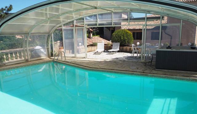 Superb character house, large fenced garden, pool and spa in the Luberon