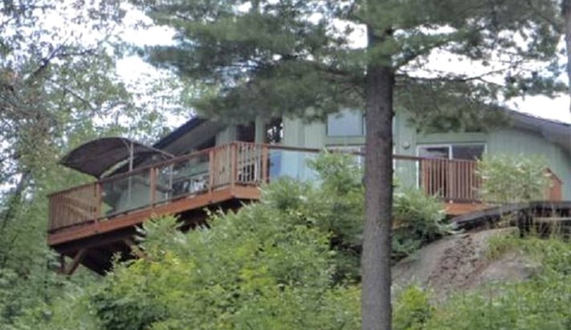 Superb Cliffside Cottage Rental near Severn Falls in Ontario