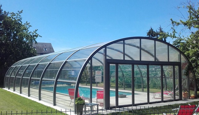 Superb, comfortable gîte, heated indoor pool (April to Oct.), 14 adults