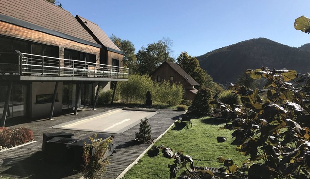 SUPERB Contemporary CHALET with private pool, Spa in the village