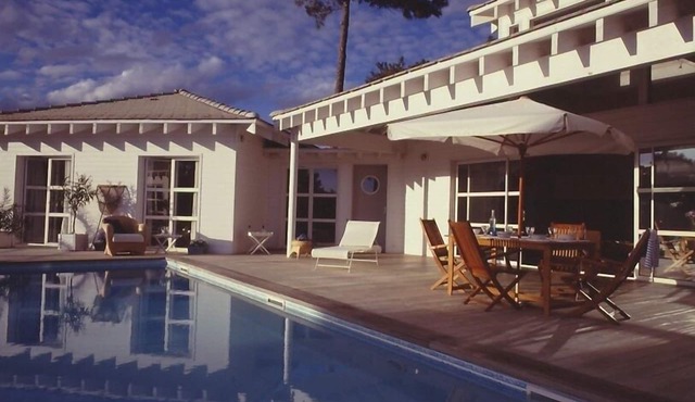 Superb contemporary wooden villa with pool, between Basin and ocean