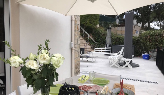 Superb contemporary house. 5 minutes from GOLF , 15 m from BEACHES