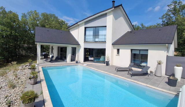 Superb contemporary villa 160m2 swimming pool, 2000m from the lake of Causse.en Correze