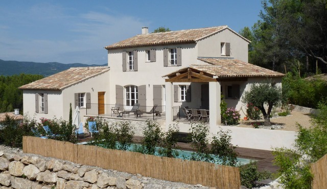 Superb contemporary villa enjoying a magnificent view of the Luberon.