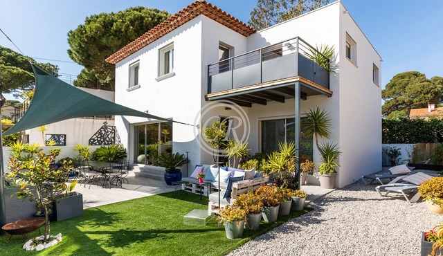 Superb contemporary villa PIED DANS L'EAU - plage de l'Ayguade/with plancha