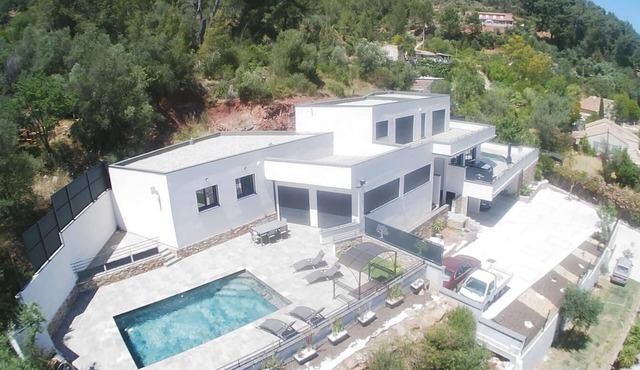 Superb contemporary villa with large private pool