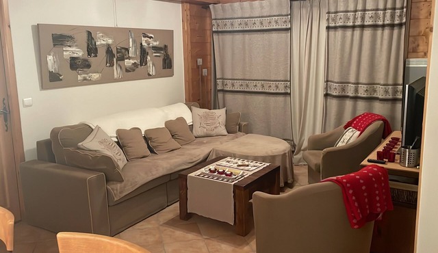 Superb, cozy mountain apartment with shared pool.