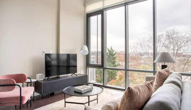 Superb Del Ray 1BR w/Gym, nr Theater, Airport & Nightlife, by Blueground