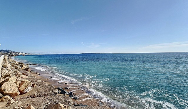 Superb duplex apartment 200 m from the sea and town center