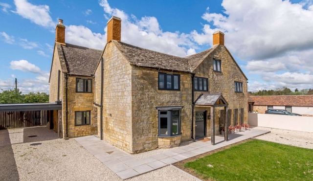 Superb, expansive 5 bedroom former farm house in Broadway - The Farmhouse